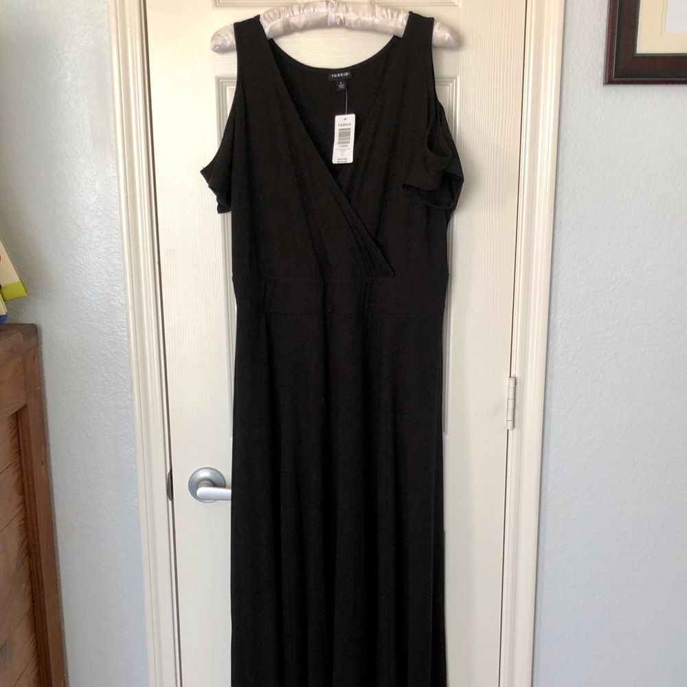 💖 NWT Torrid Cold Shoulder Surplice Maxi Dress 💖